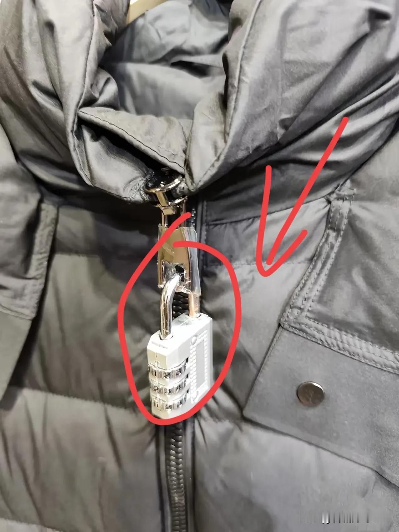 为了防止客人穿过退，店家只能这样干了​看到一服装店家因为最近有两件羽绒服被买家