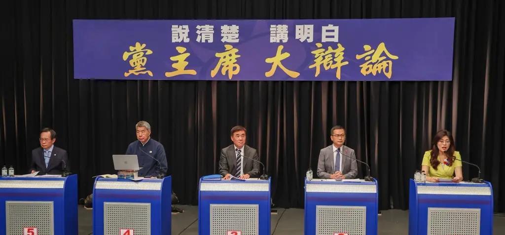 张亚中继续上演捉妖记在10月11日的国民党主席辩论会上，张亚中继续上演着捉妖记