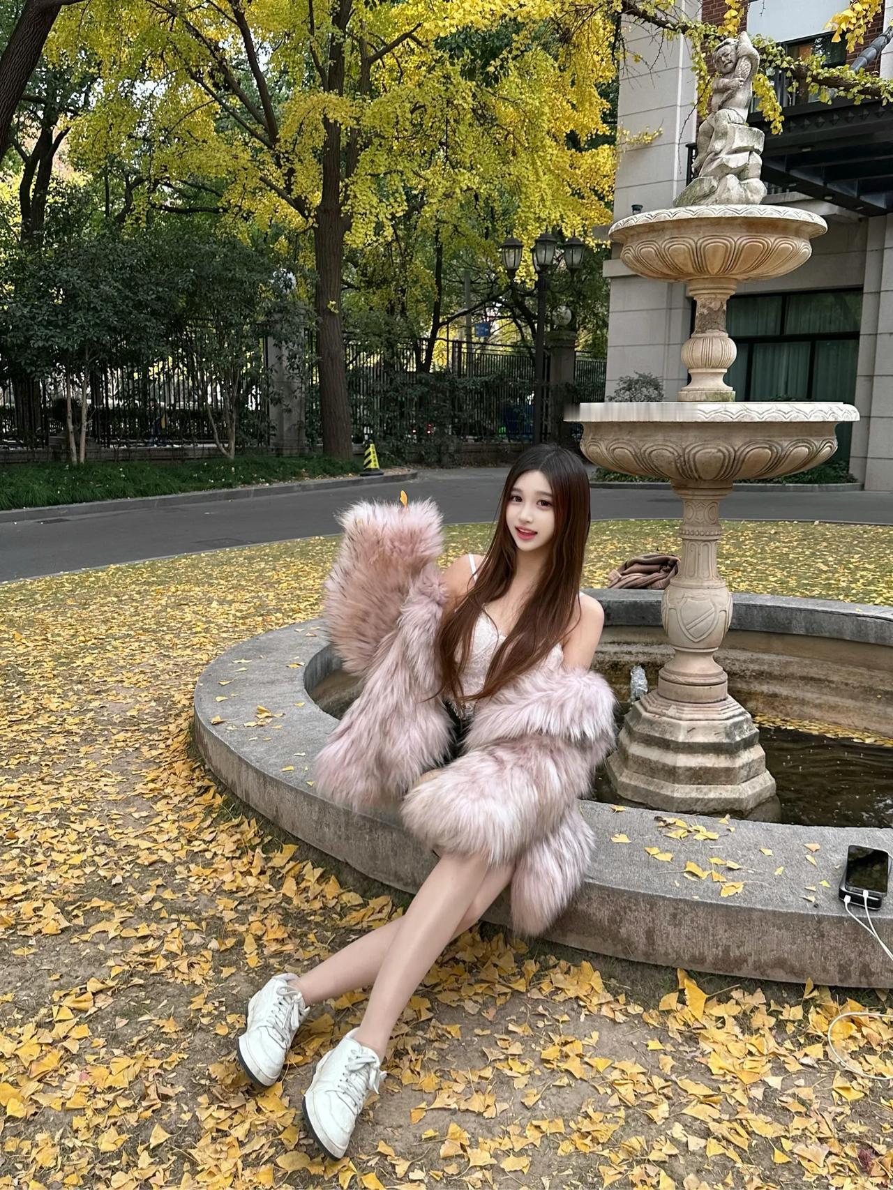 秋日暖阳下，少女与落叶共舞🍂✨