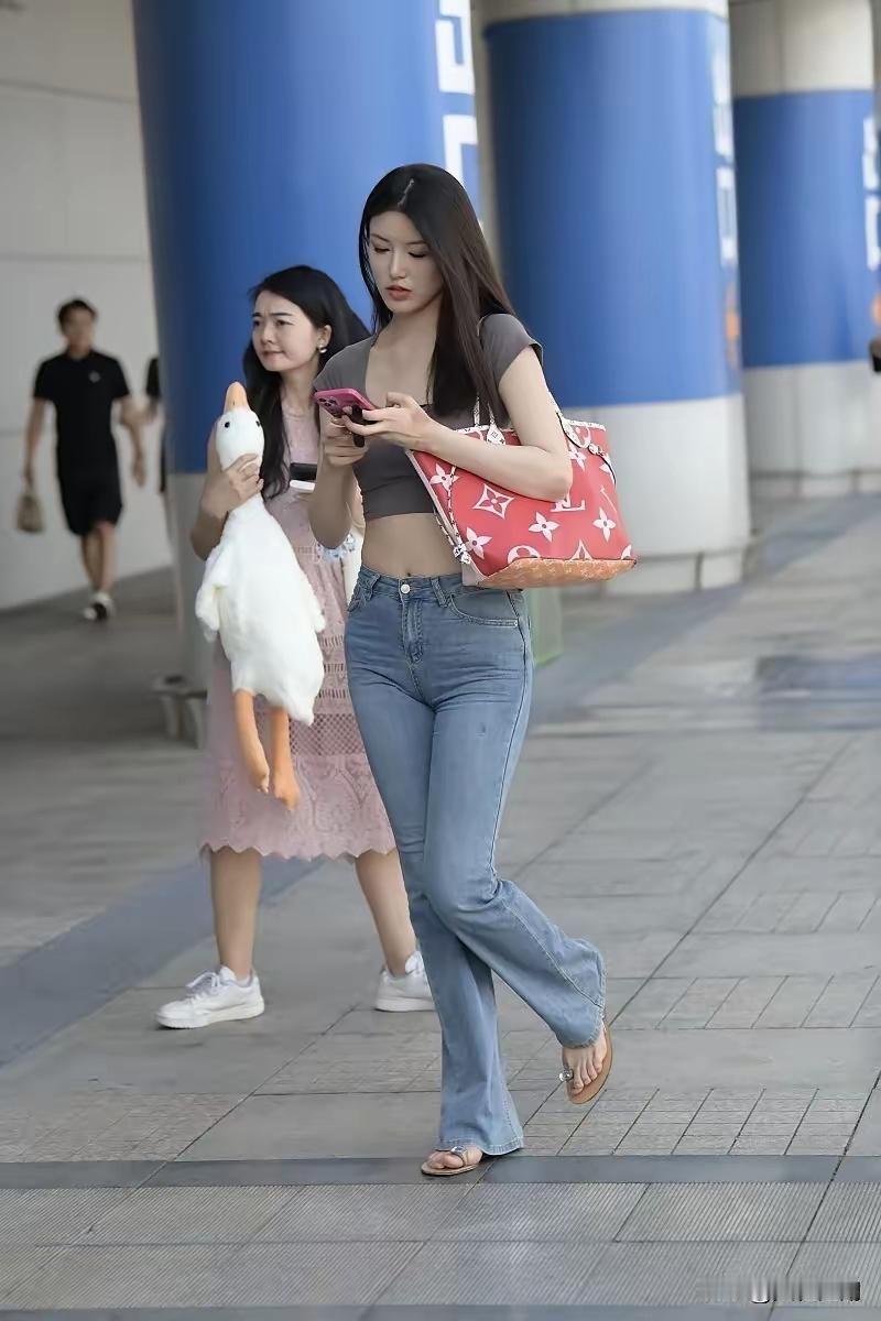 我的生活里根本碰不到露脐装，只有来网上找露脐美女看了。