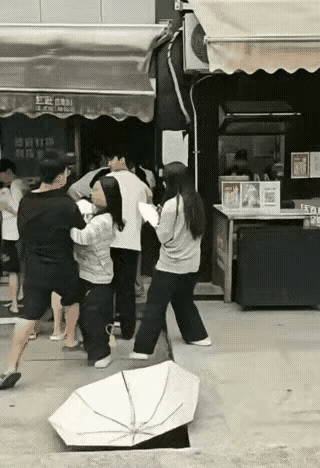 排队遮阳起小摩擦，女子二话不说动手打人，硬核小伙直接当场反击女的排队怕晒黑
