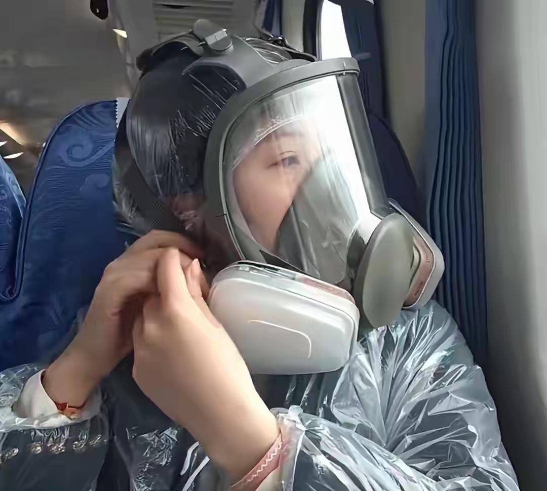 “控烟小仙女”坐绿皮车戴防毒面具，有人说她想当网红脸都不要了，这话虽是调侃，却也