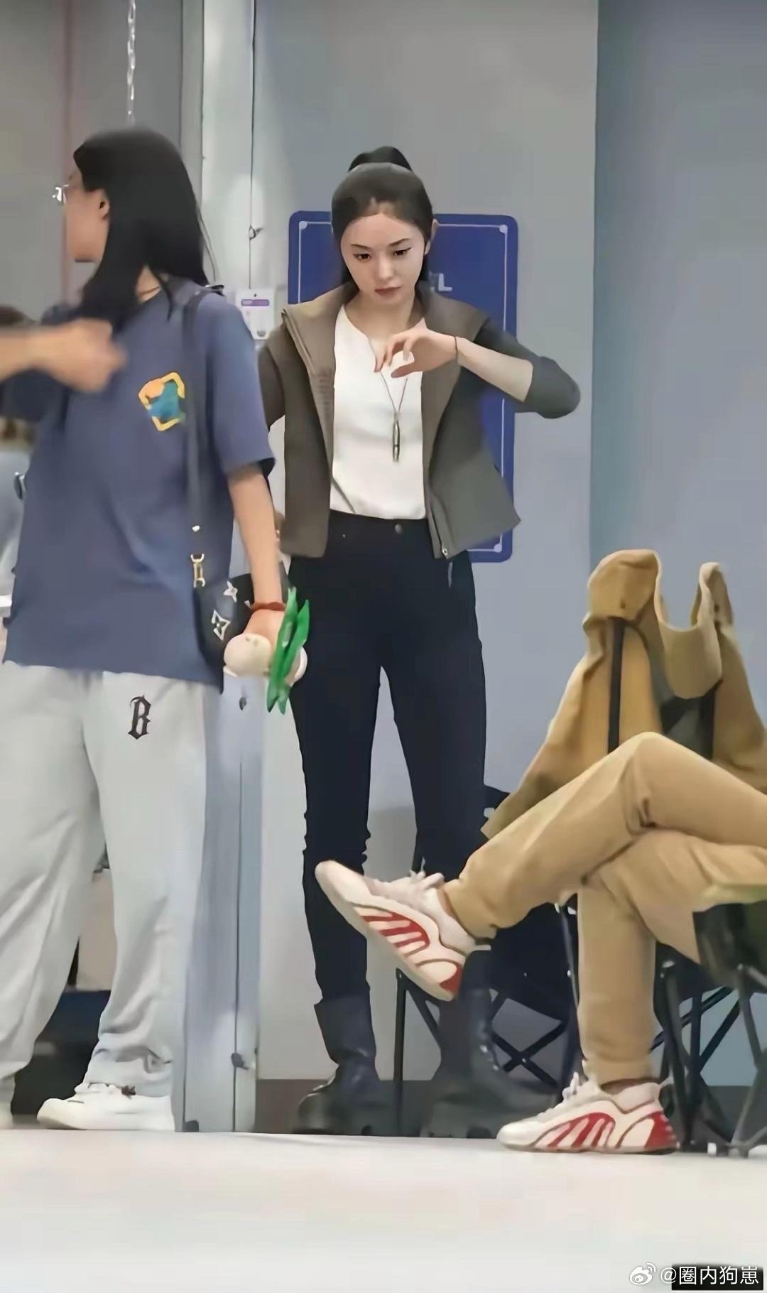 刘浩存这比例也太绝了！腰以下全是腿，在娱乐圈里真的很少见，又酷又飒超吸睛～