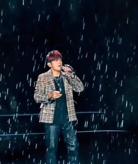 我可以接受周杰伦icon演唱会下大雨，也可以接受他胖了、老了，但我接受不了的
