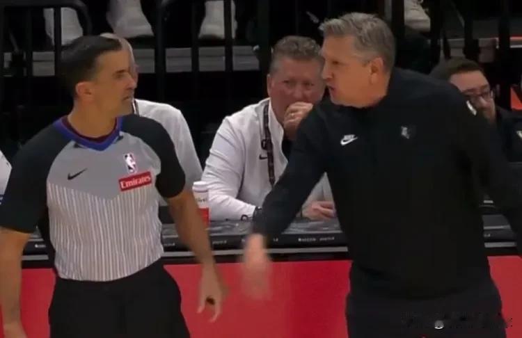 怎么又是你？今天NBA常规赛森林狼对阵灰熊的比赛中，裁判再次出现争议判罚，影响了