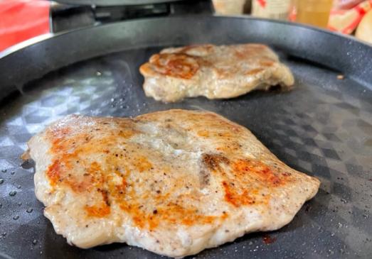 我家那个电饼铛，是闺蜜送的搬家礼物。一年了，包装都没拆。觉得就是烙饼用的，我又不