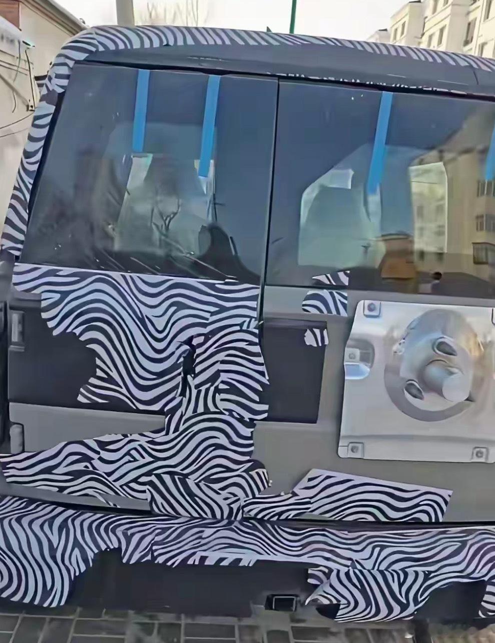 212要出一台尾门是46开门的这样的设计我一直都喜欢，只不过很少有车这设计北