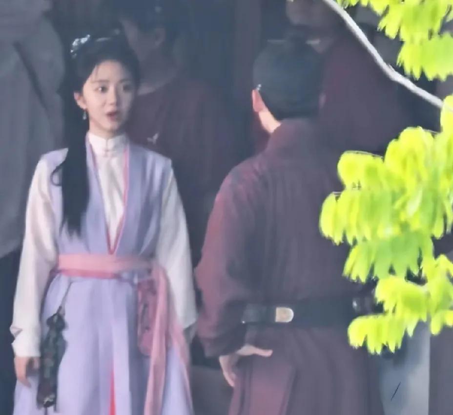 哎呀呀，嘴碎子也有拘谨的时候呀，太难得了[笑着哭][笑着哭]最近《兰香如故》开机，