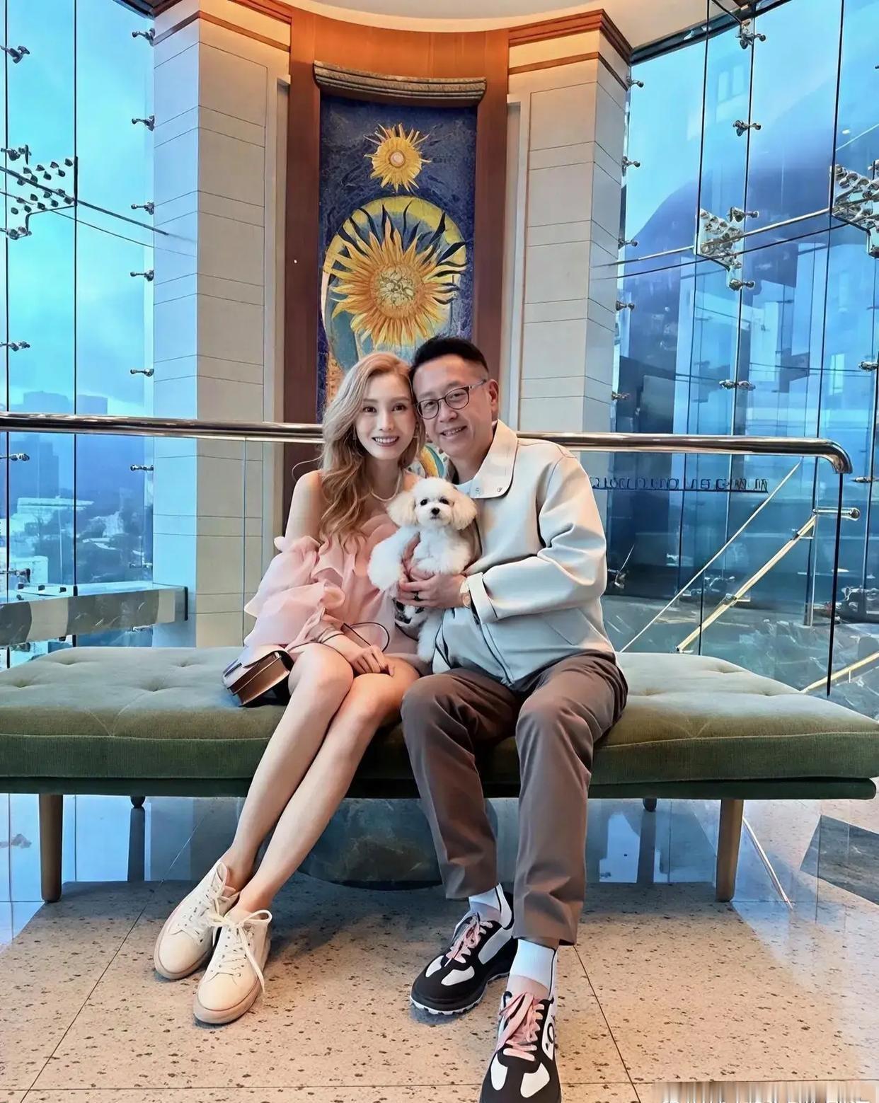 李嘉欣和老公的合影，两人的感情一直很稳定，感觉她老公都变年轻了。​​​