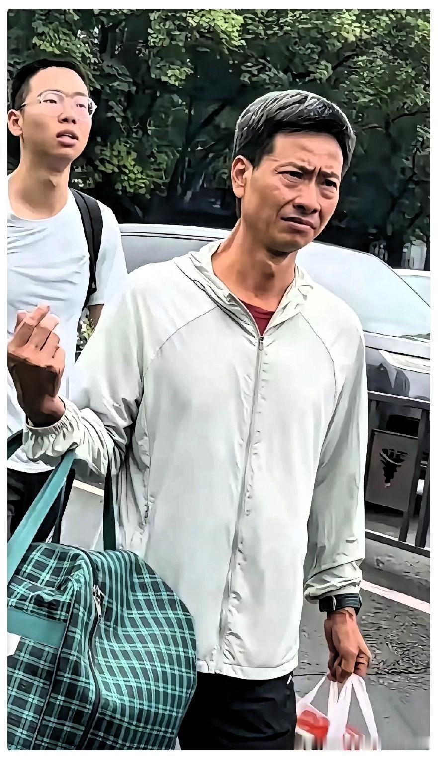 浙大开学现场，本该是全家扬眉吐气的大喜日子，可这位送孩子报到的父亲，却让人看着心