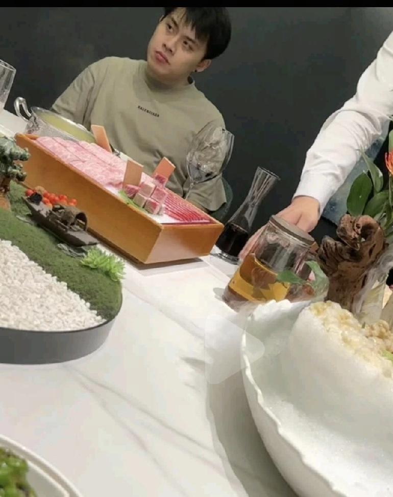 鹏子和JT加上三个新人组队自从TI结束后Novus战队成立，据说为爱发电，已