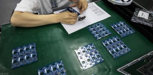 美国：绝不允许把使用美国技术的光刻机，卖给中国！中国：绝不允许把使用中国稀土