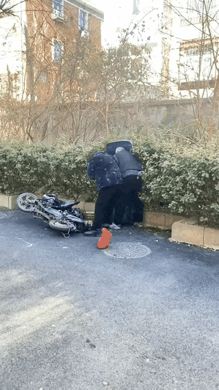 现在社会太难了捡个垃圾还得抢[捂脸哭]