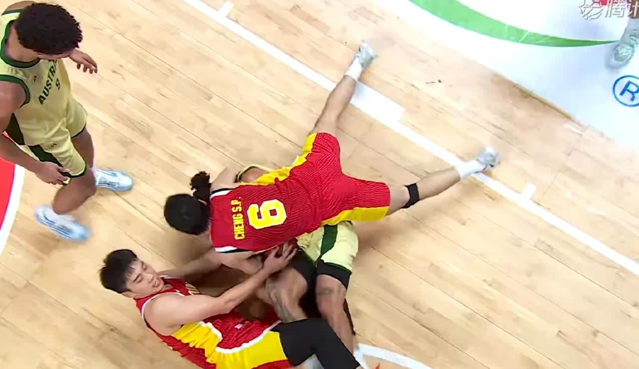 中国男篮同样是最后一个球没进，我却不会埋怨胡明轩，他本该承担责任，假如胡明轩能在