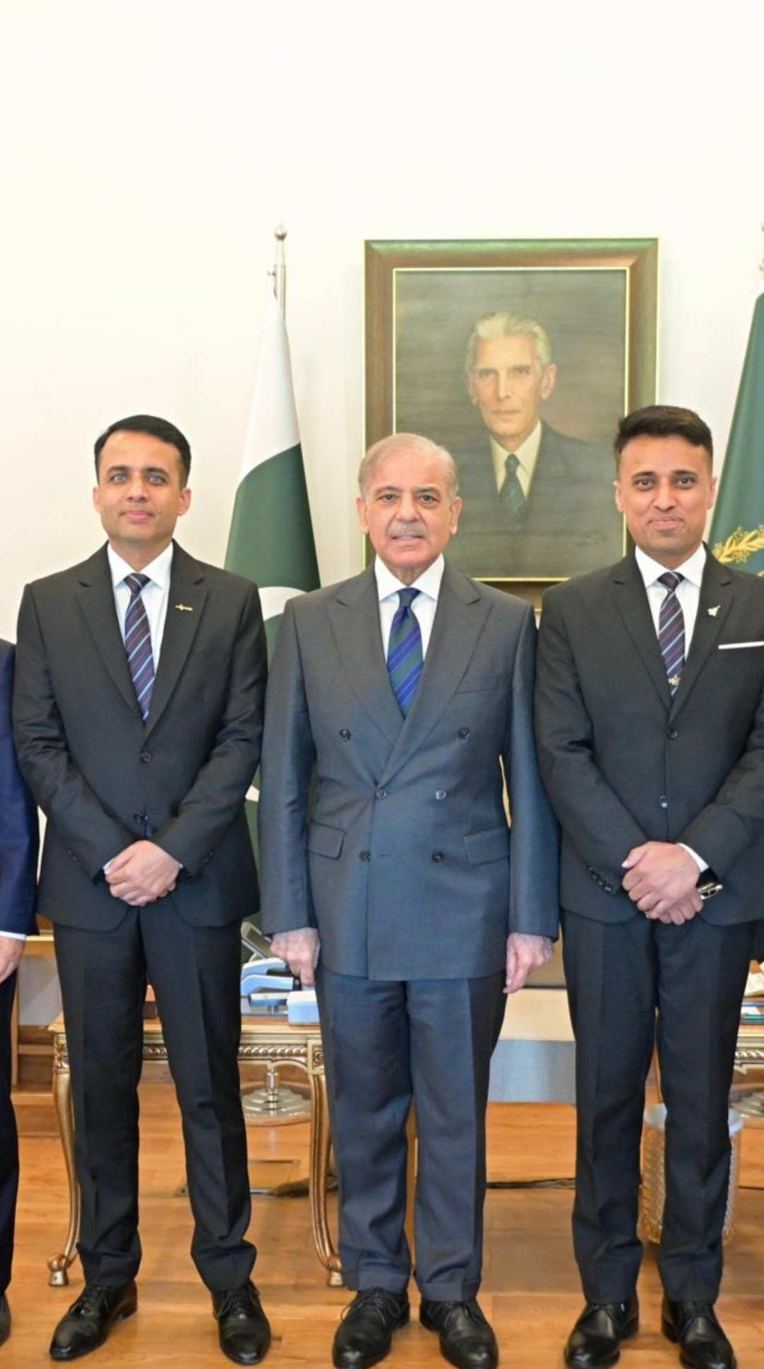 两名巴基斯坦航天员与巴基斯坦总理夏巴兹·谢里夫的合影，其中站在左侧的是胡拉姆·达