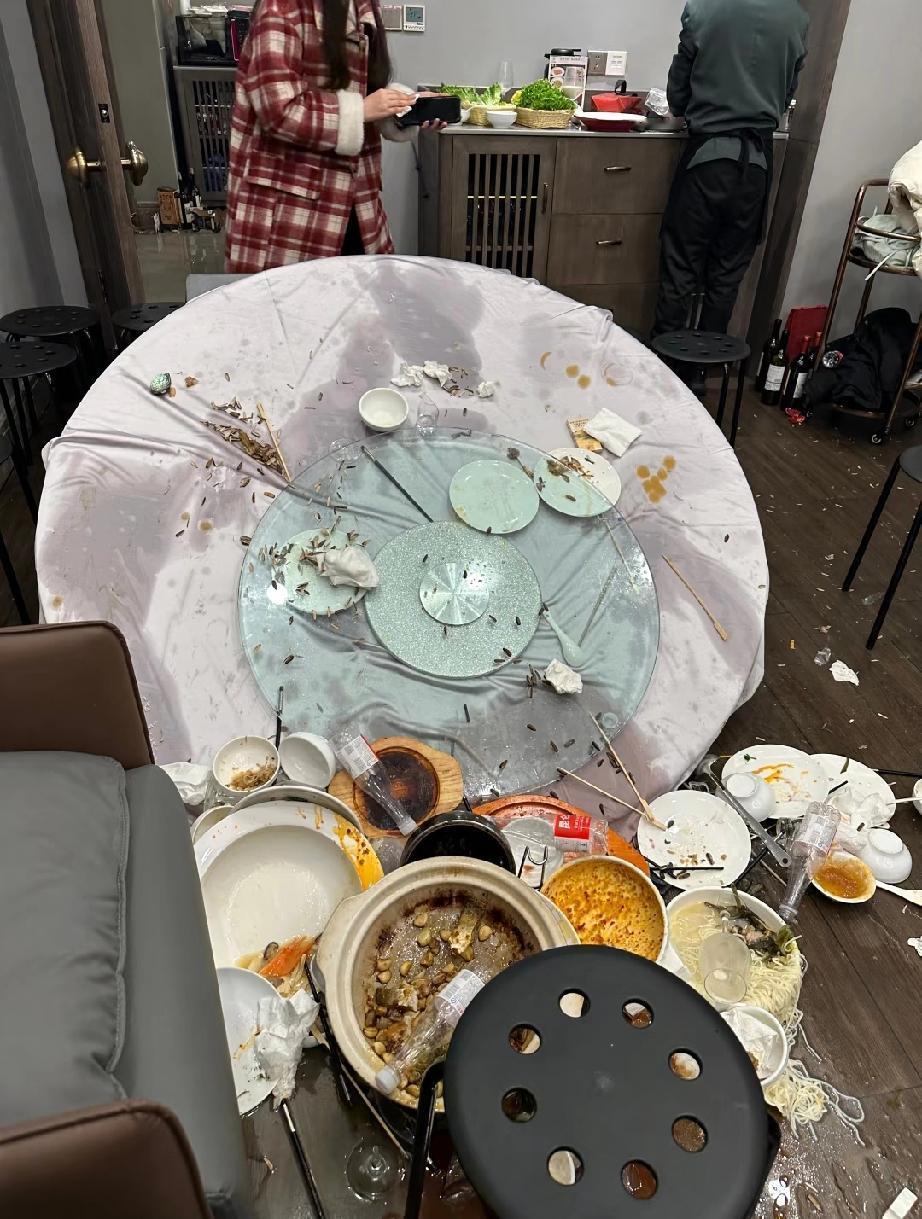 昨晚家宴直接闹翻了！我弟当着亲戚面埋汰我老公没本事，我当场就炸了：“先把