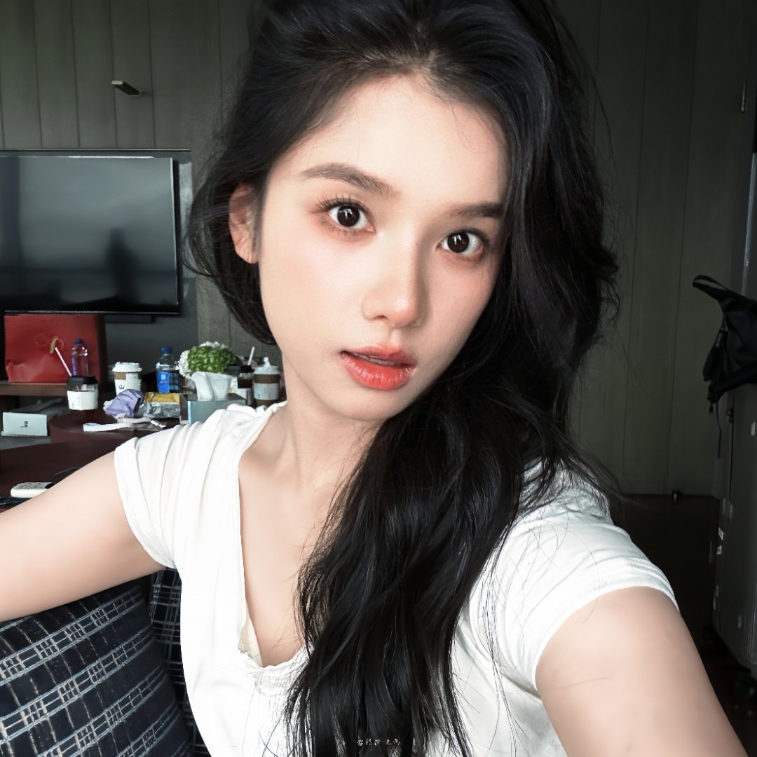 张婧仪这个头肩比骨相优势直接拉满的张婧仪，神仙头肩比一眼沦陷。饱满头骨搭配纤细长