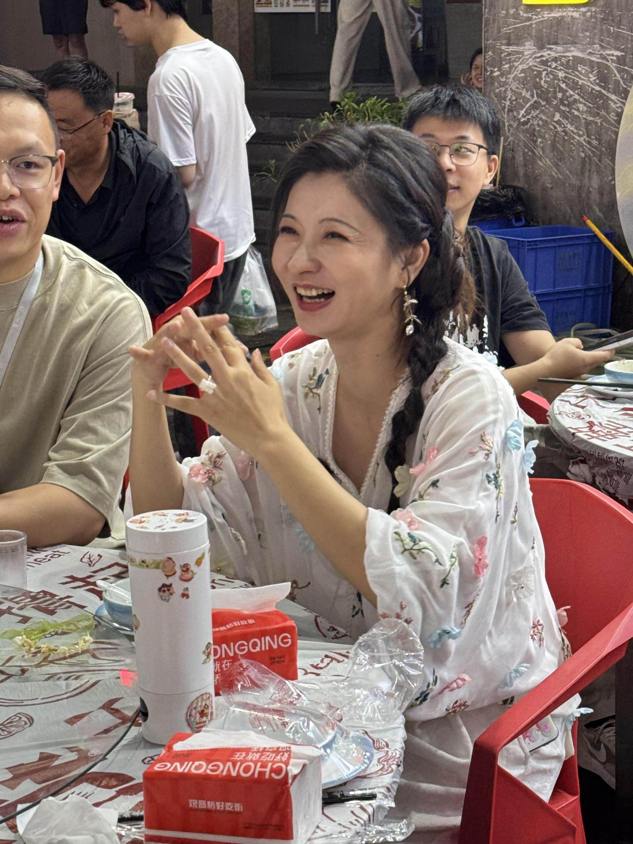 路人镜头里的“沈眉庄”，气质太好了！没有精致摆拍，一袭仙气满满的白色绣花上衣，