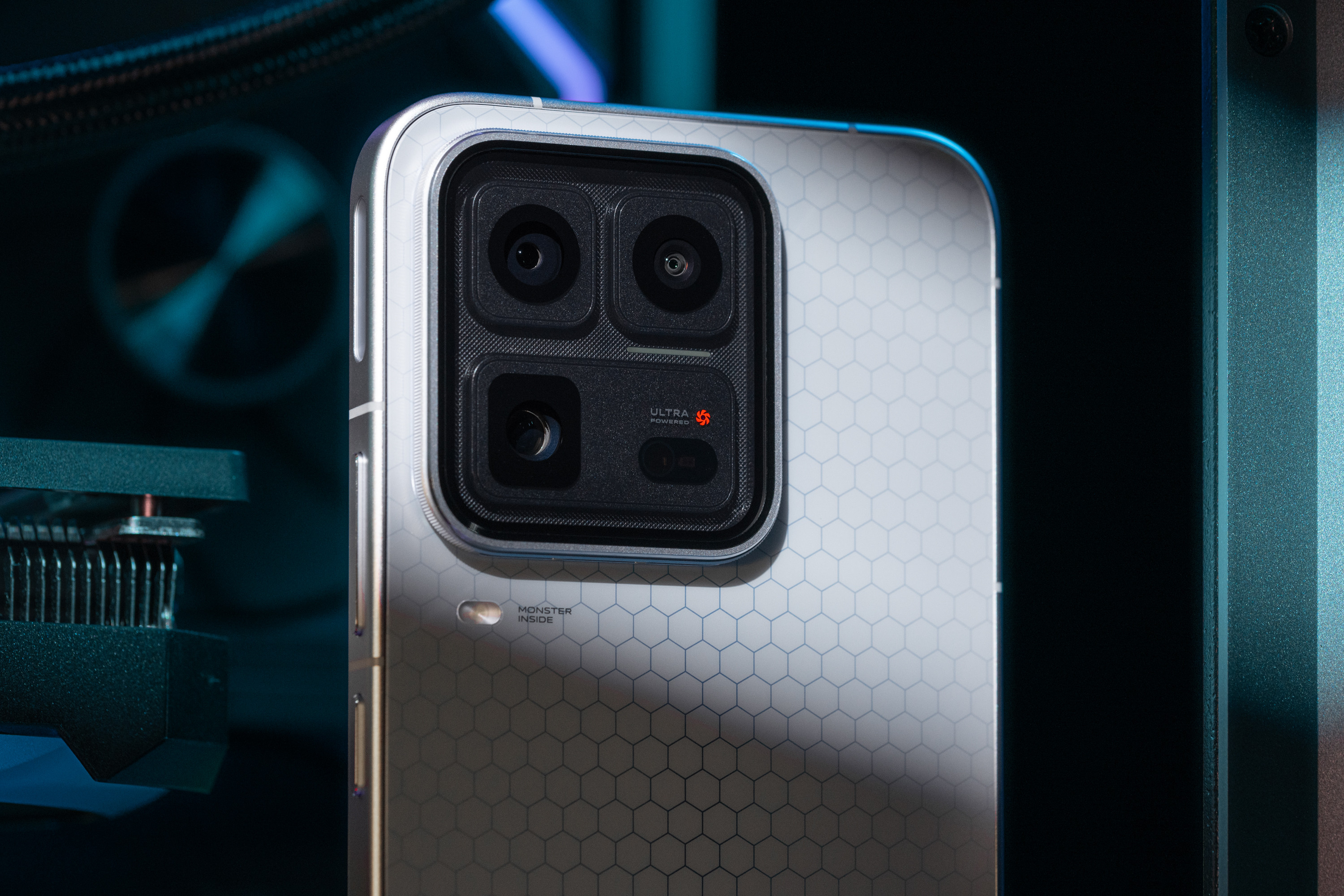 iQOO 15 Ultra 旗舰设计解析：能量矩阵与未来美学的完美融合