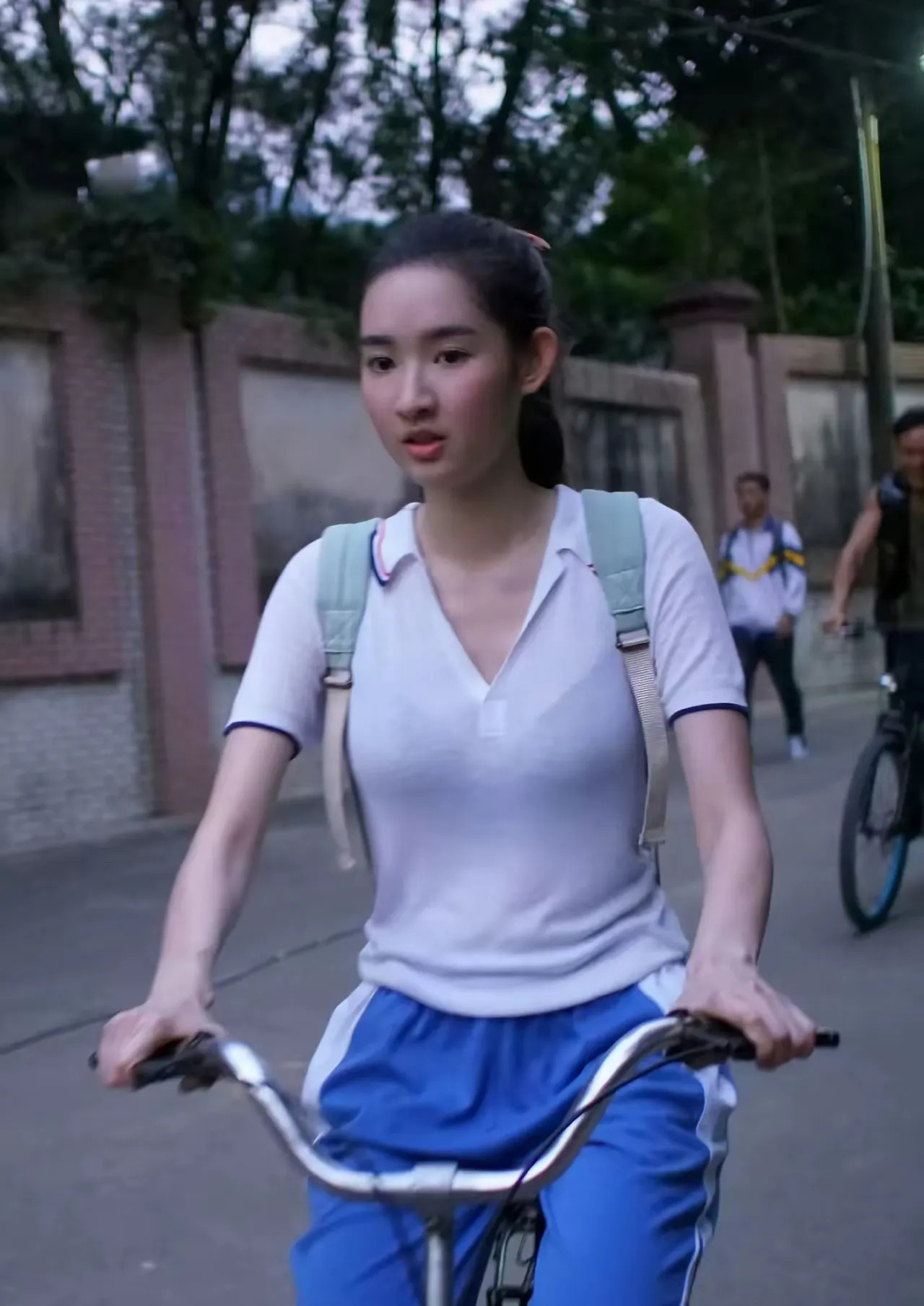 真的会有高中生这样穿吗？​​​