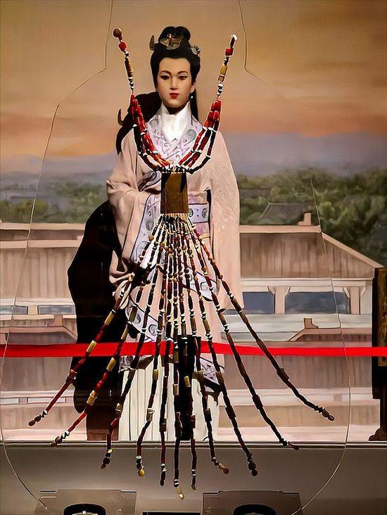 沉睡3000年的西周女王开棺！裸体下葬、满身珠宝，藏着惊人文明密码！可