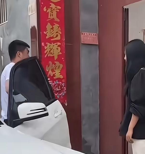 四川一男子，32岁，开着奔驰去相亲，媒人跟他说，这相亲对象又白又有气质。男人是头