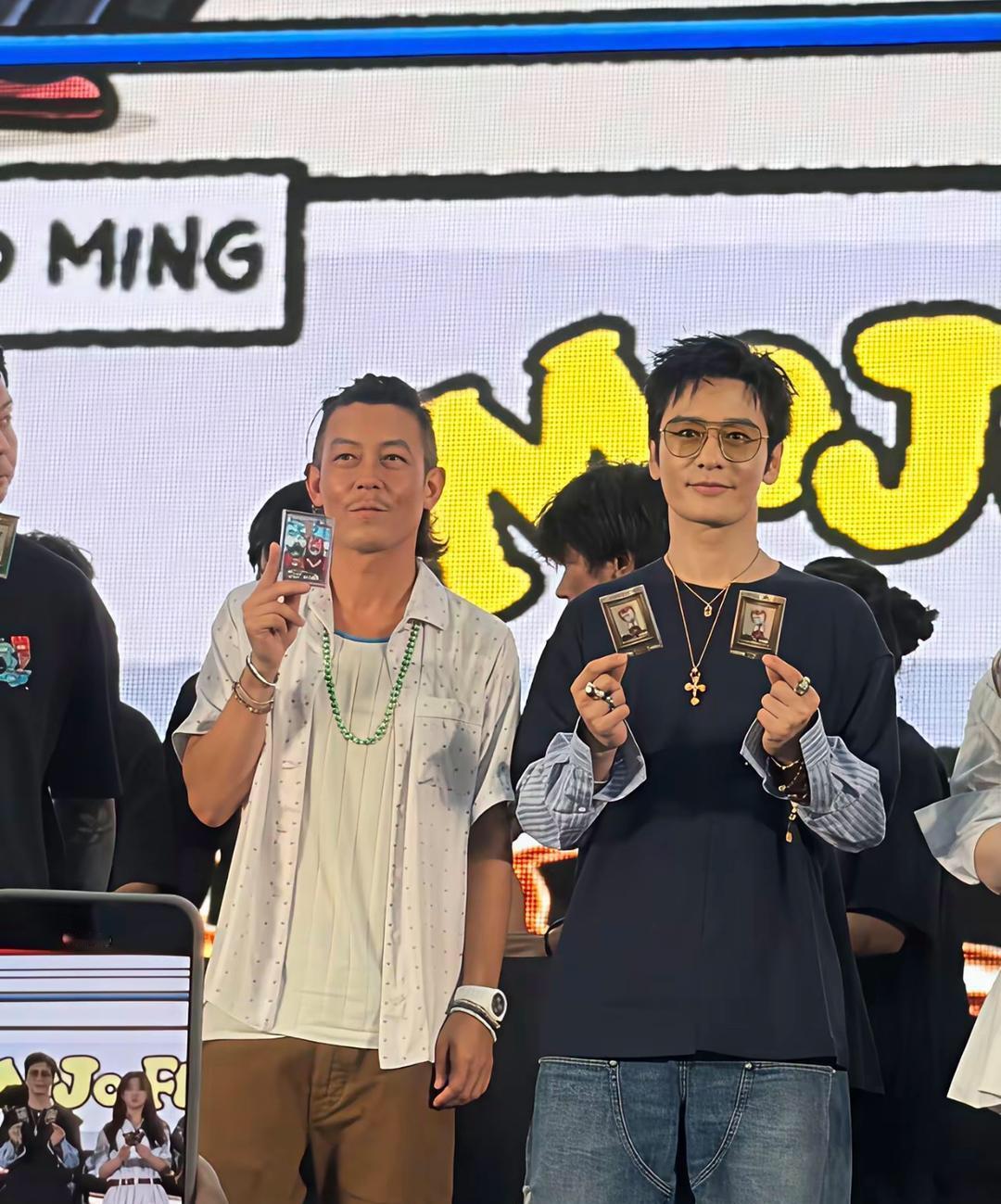 黄晓明的名场面来了，陈冠希比他还小三岁，两人一同现身活动。不知道是疏于打理造