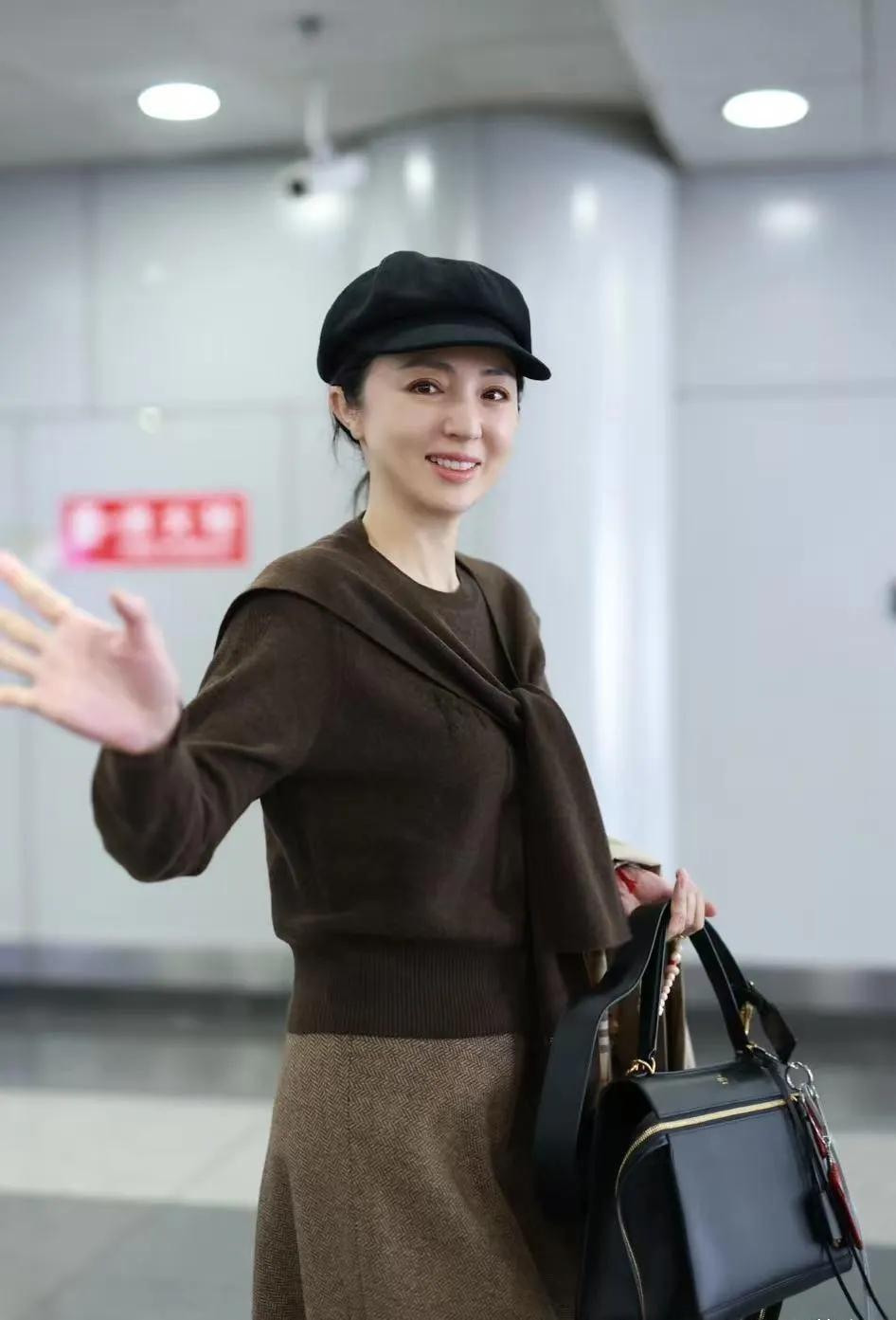 董璇这“棕系叠穿”，把中年穿搭的高级感焊死了谁看了不说董璇是中年穿搭模板！