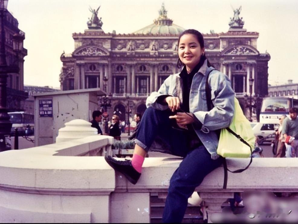 1986年，身穿牛仔衣裤的邓丽君在巴黎歌剧院前的珍贵留影，那时候她33岁，笑容甜