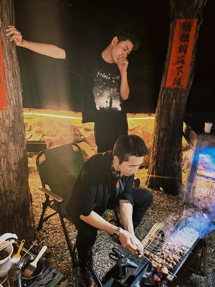 张云雷树下烤串，张鹤擎留言被点名，小辫儿很关注八队新作品专场！德云社张云雷晒出了