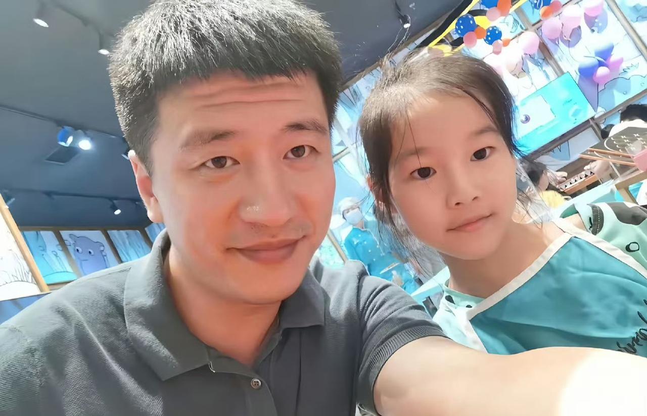 张雪峰的女儿出生于2015年，现年11岁，长得和张学峰太像了，特别是眼睛和嘴，简