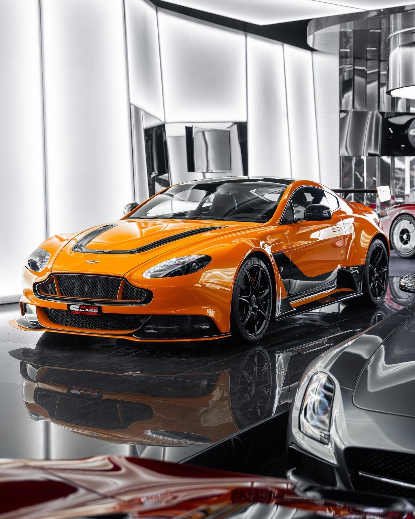 2016年阿斯顿·马丁VantageGT12GT12将阿斯顿·马丁赛车精神浓缩