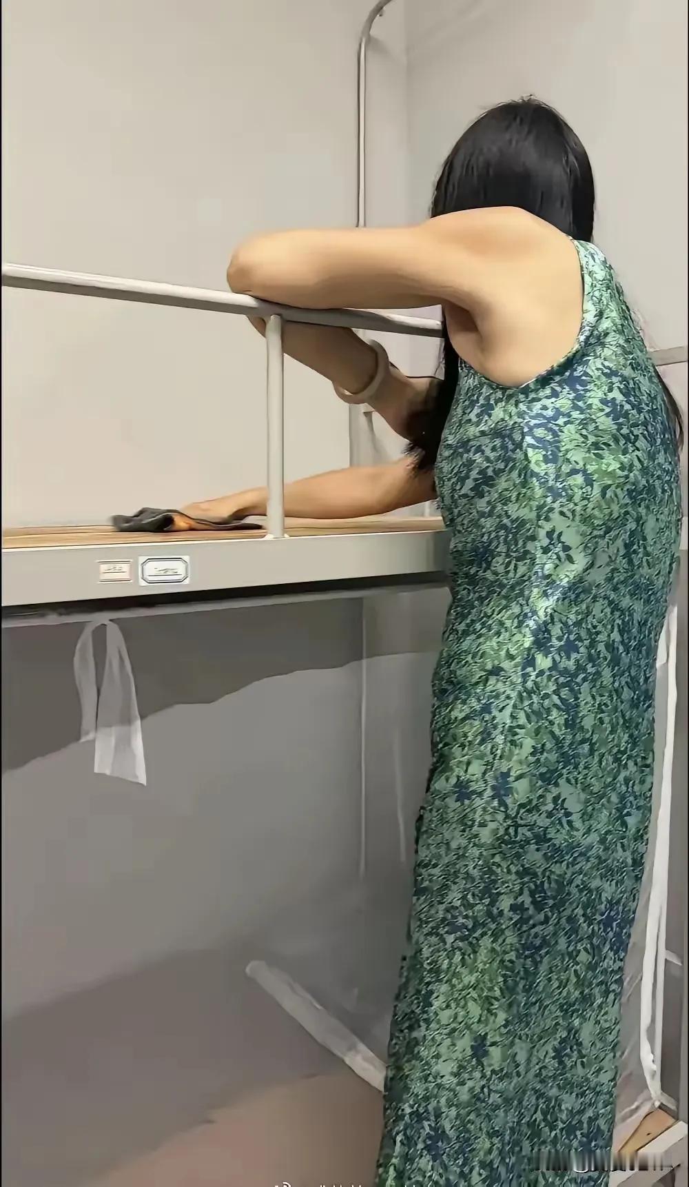 一个刚入学的大学新生，分享了一位室友的妈妈在其寝室为儿子擦拭床铺的画面，评论区里
