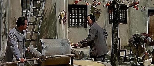 1990年，李讷遇到古月，紧紧地握着他的手失声痛哭：“你的手和我父亲的手一模一样