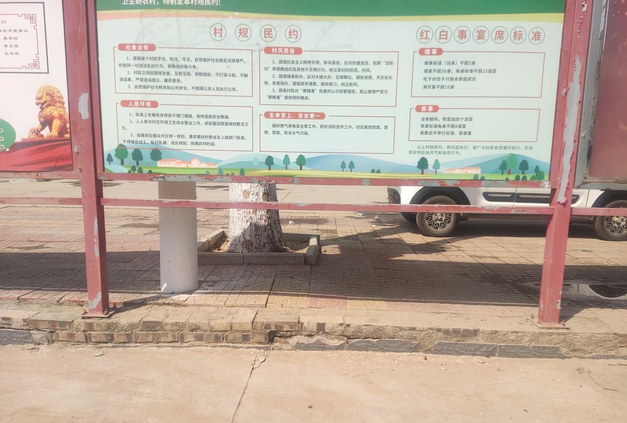 有一个邻居，两个儿子都是大学毕业留在城市工作，结婚也都是在市里举办，没有通知乡亲
