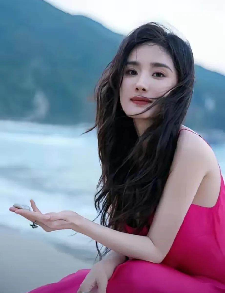 家人们谁懂啊！看了杨幂海边采访花絮，终于明白她为啥总被夸“接地气”了，这哪是装的