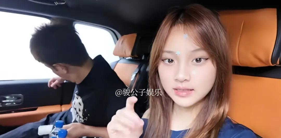 贾乃亮趁着暑假陪甜馨去新加坡玩了，甜馨长大了爱漂亮了，给自己化了妆，脸上贴了小星