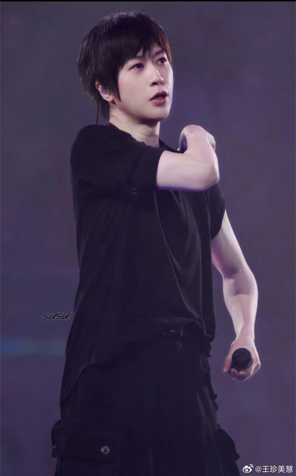 阿信寸头我天，感觉这完全不是一个人