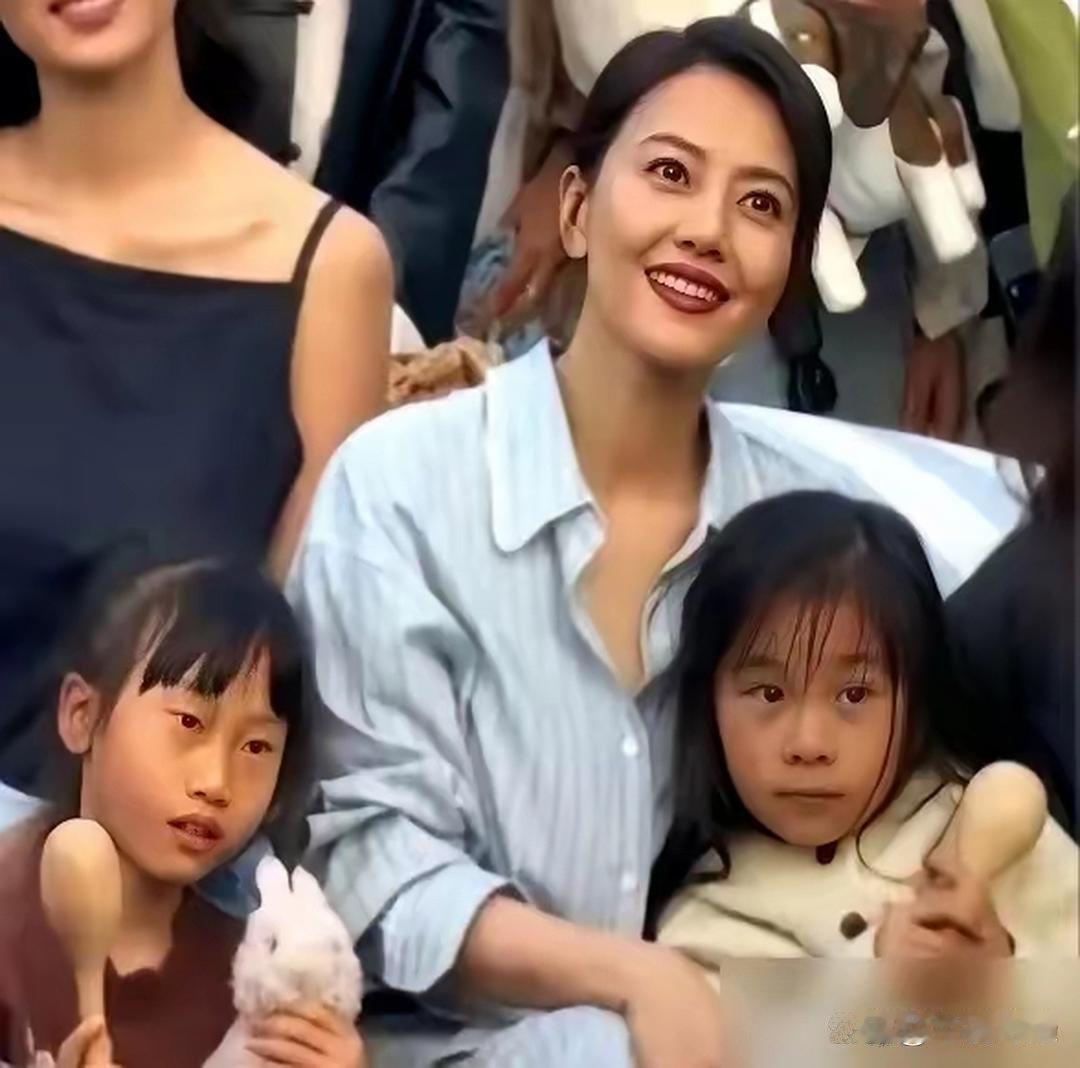 高圆圆的女儿彻底火了，只因被网友吐槽，完美避开妈妈的美貌，长得太像赵又廷。高圆圆本人倒挺大方，直接调
