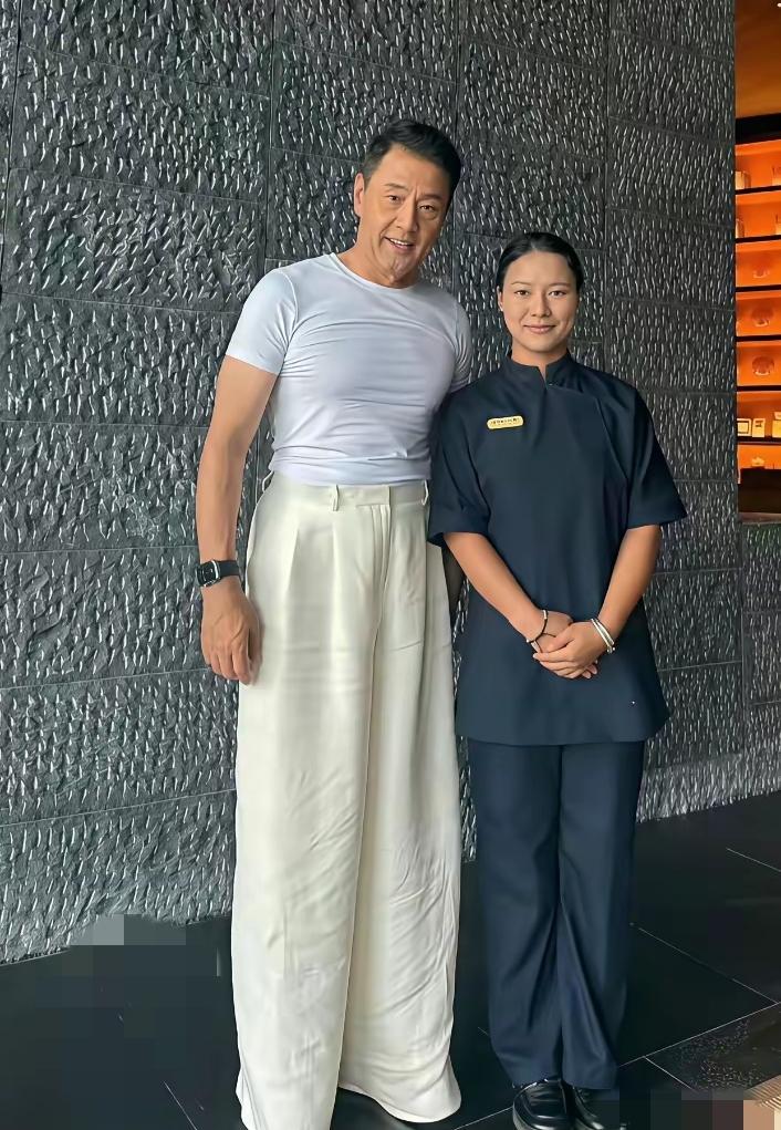 你以为于荣光只是电视里那个眼熟的演员！错！真人的他，帅到让你尖叫！