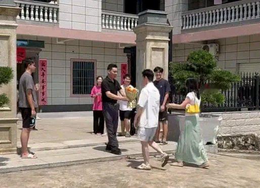 广西小伙邱先生带女友见家长这事太暖了！视频一上网就获网友大量点赞。邱先生28岁，