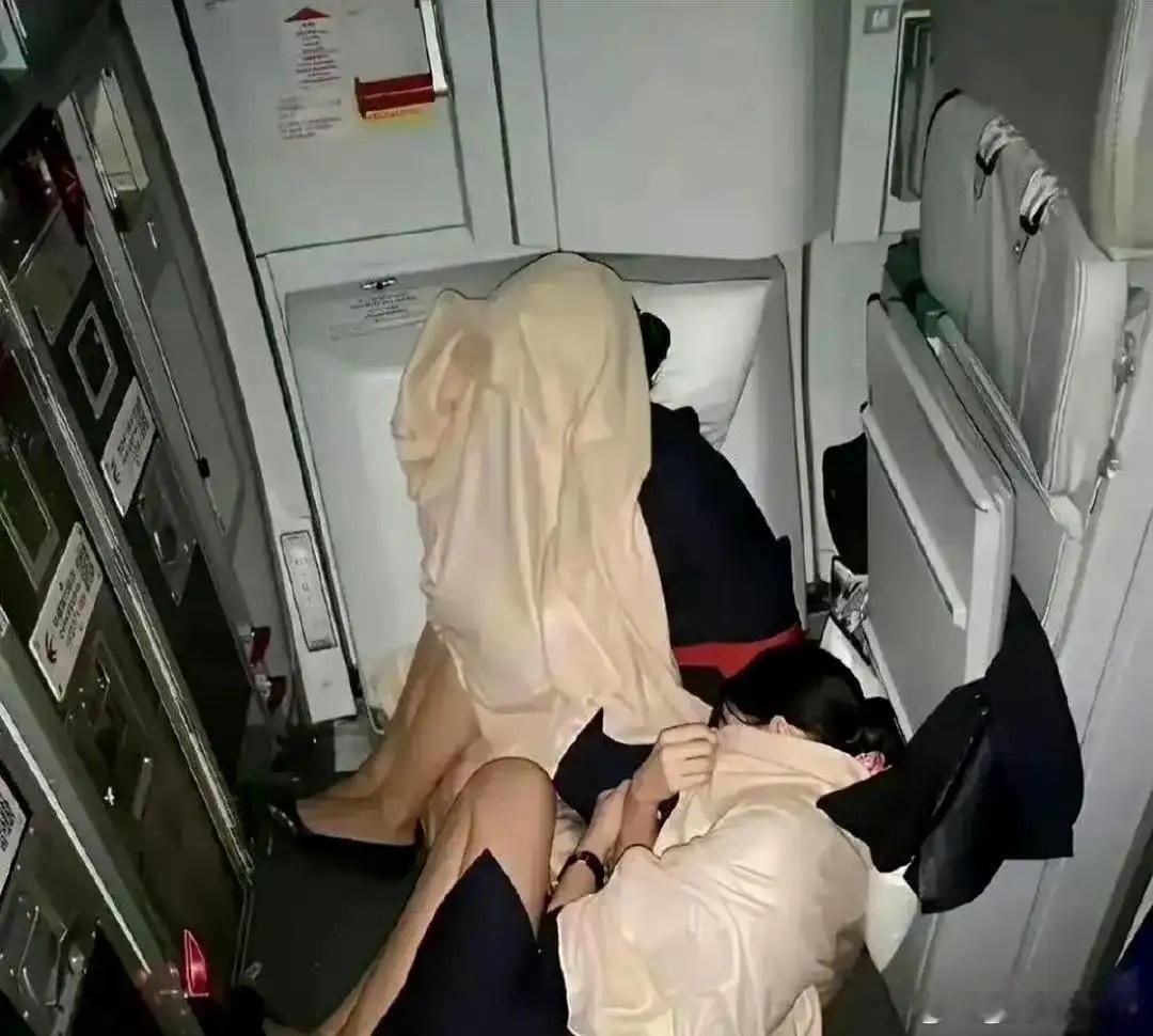 第一次见空姐休息室，好辛苦啊