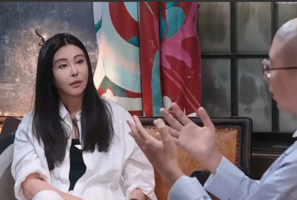 王祖贤说自己现在单身，李诞小心翼翼的问她：“那你上一次恋情是什么时候？方便说吗？”王祖贤一脸无所谓：