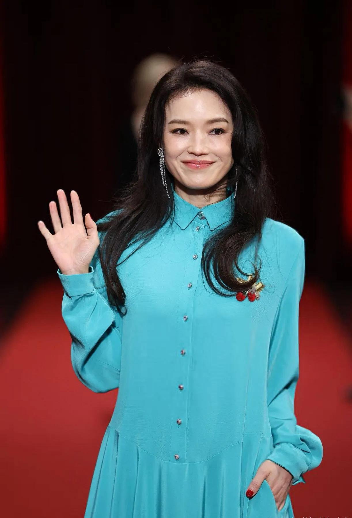 舒淇这一身湖水蓝衬衫裙，把松弛感拿捏得恰到好处✨松垮的版型不刻意凹曲线，反而透