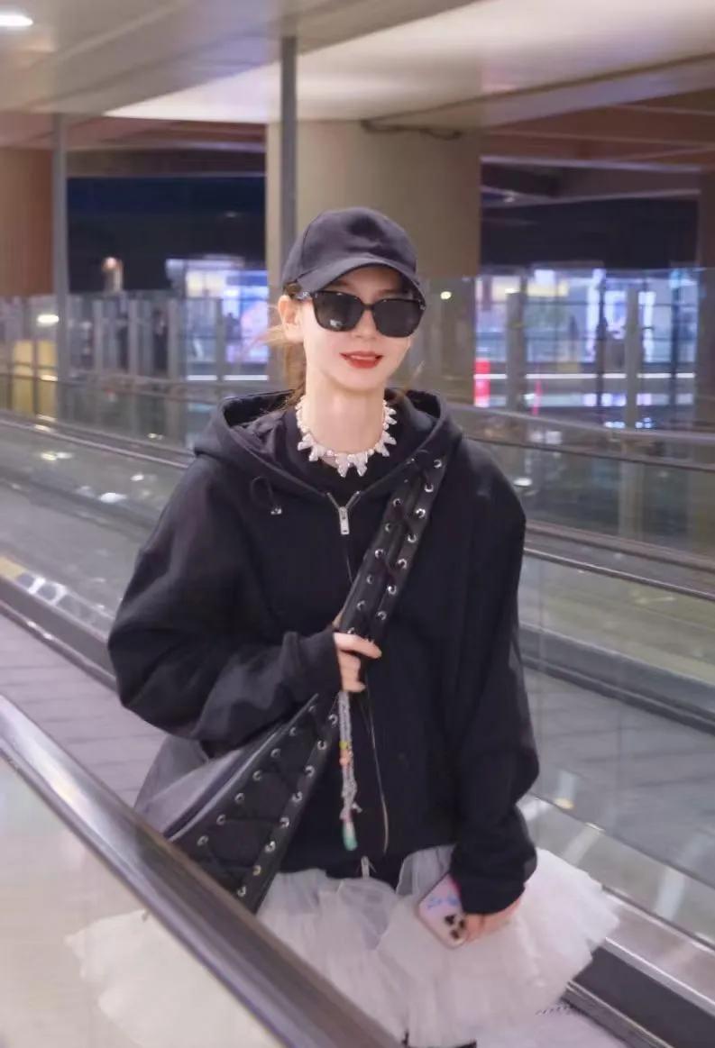 戚薇这穿搭又来炸场了！谁看了不说句“会穿界顶流”戚薇的机场穿搭永远是开盲盒