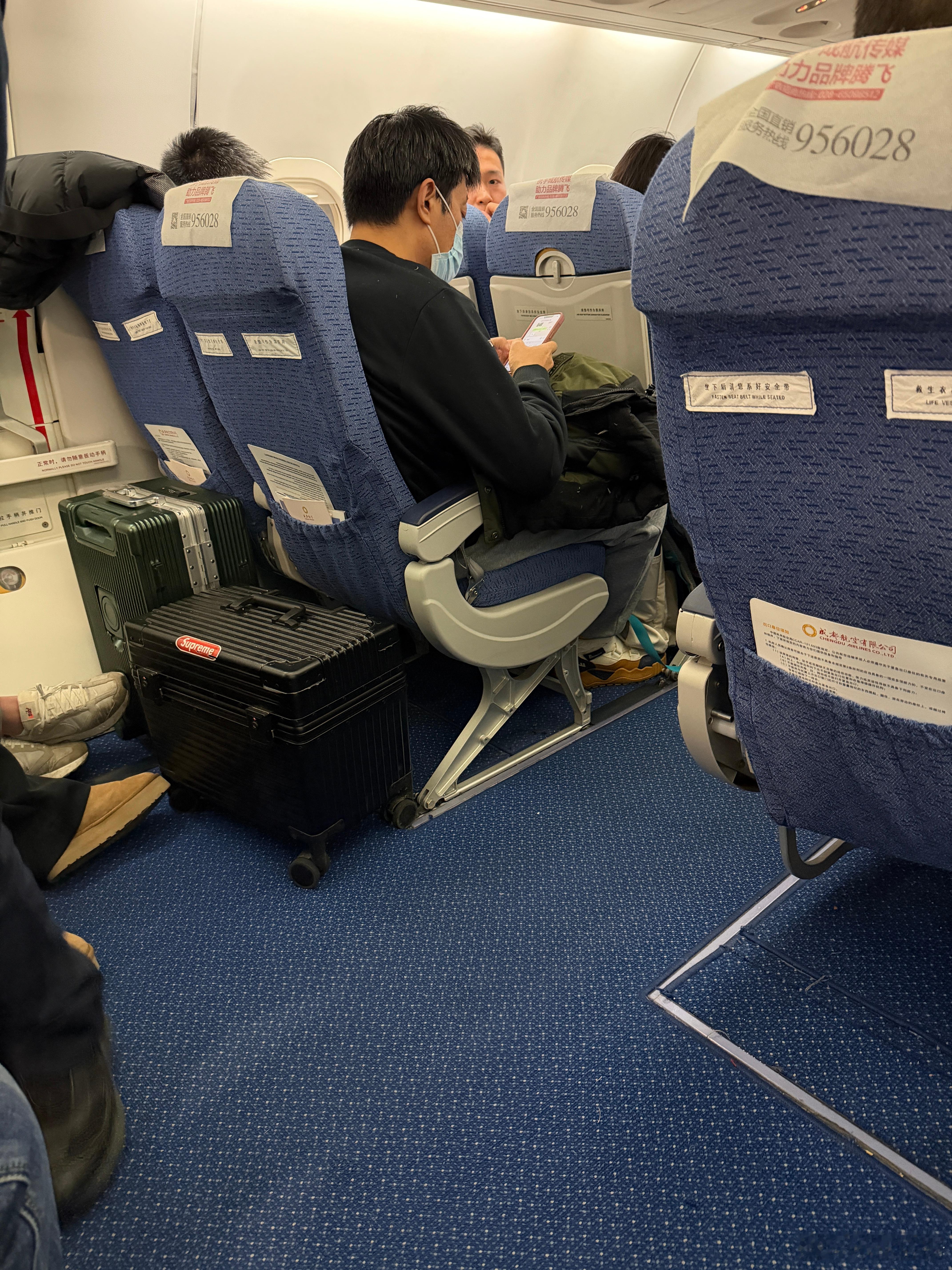 不得不说当空姐空少还是挺辛苦的从上海前往黑河在哈尔滨转机第二程坐的是咱们国产飞机