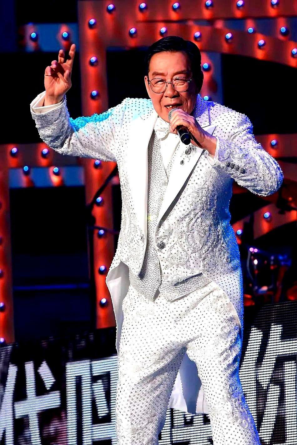 一些人拿着专业歌手的标准，去卡岳云鹏。这事儿挺有意思的。一边是音乐圈的人说他