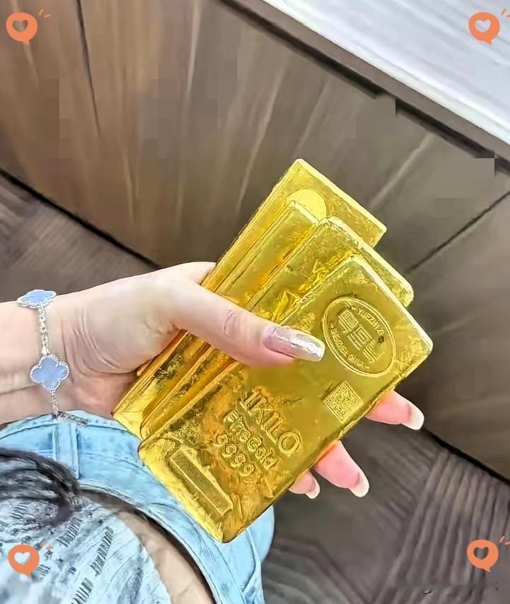 大量持有黄金的人，估计现在已经彻底坐不住了，7月28日，金价892一克跌到了