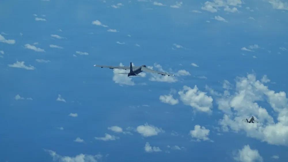 美军公布美国的F-35B“闪电II”战机与B-52H轰炸机模拟对委内瑞拉的攻击照