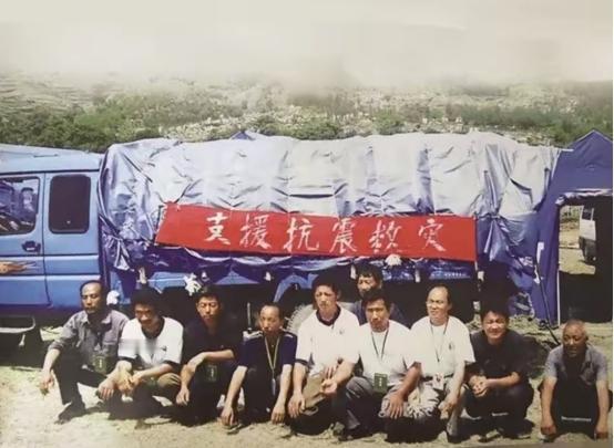 10个山东大汉吃饭，却只点了俩最便宜的素菜，老板娘满脸鄙夷。谁料，当她看到他们开